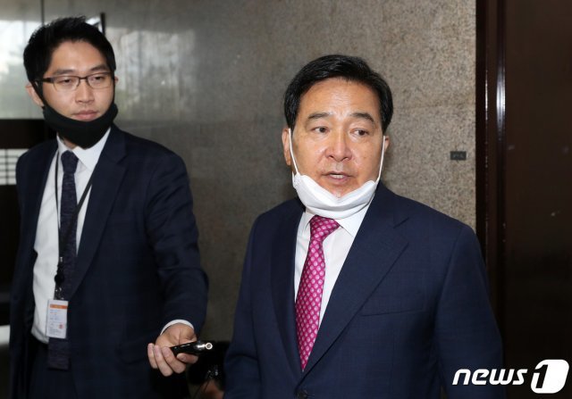 심재철 미래통합당 대표권한대행이 20일 오전 서울 여의도 국회에서 열린 비공개 최고위원회의를 마치고 취재진 질문에 답하고 있다. 2020.4.20 © News1