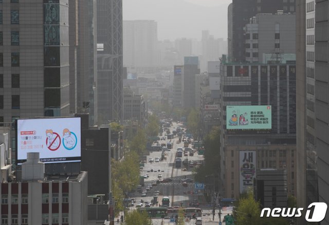 서울 도심의 미세먼지 농도가 ‘매우 나쁨’을 나타내고 있는 22일 오전 서울 도심이 뿌옇게 보이고 있다. 2020.4.22/뉴스1 © News1