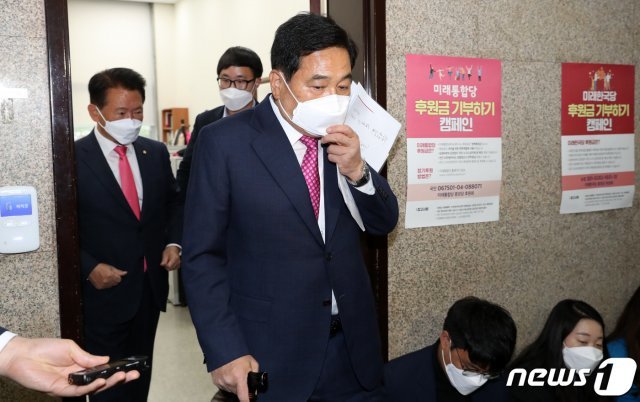 심재철 미래통합당 대표권한대행이 20일 오전 서울 여의도 국회에서 열린 비공개 최고위원회의를 마치고 회의장을 나서고 있다. 2020.4.20 © News1
