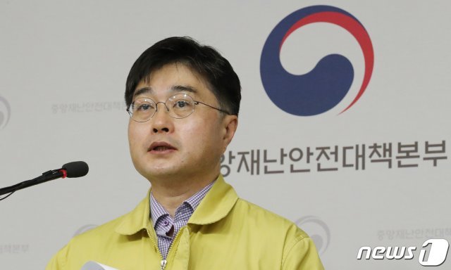 윤태호 중앙사고수습본부 방역총괄반장이 정부세종청사 보건복지부 브리핑실에서 신종코로나바이러스 감염증(코로나19) 중앙재난안전대책본부 브리핑을 하고 있다./뉴스1 © News1