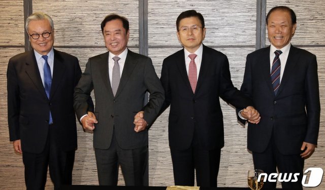 지난 1월 22일 한 자리에 모인 전 현 대표와 비대위원장. 왼쪽부터 인명진 전 새누리당 비대위원장, 김병준 전 자유한국당 비대위원장, 황교안 한국당 대표, 황우여 전 새누리당 대표.  인명진 목사는 22일 선거경험이 없는 황교안 대표 체제가 되는 순간 “21대 총선이 어렸다는 느낌을 받았다”고 했다.  © News1