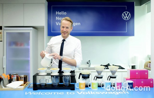 슈테판 크랍 폭스바겐 부문 사장이 신종 코로나바이러스감염증(코로나19) 확산에 따라 긴 재택근무를 끝내고 출근한 직원들에게 직접 커피를 내려주며 격려의 메시지를 전했다. 새로운 엠블럼이 적용된 다양한 굿즈를 깜짝 선물로 전달했다.