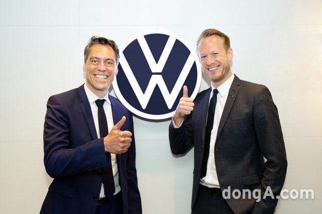 르네 코네베아그 아우디폭스바겐코리아그룹 사장(왼쪽)과 슈테판 크랍 폭스바겐 부문 사장