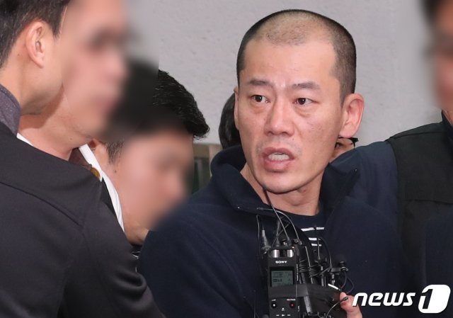 경남 진주시 가좌동 한 아파트에서 이달 17일 오전 4시 30분께 발생한 방화·묻지마 살인 사건의 피의자인 40대 남성 안인득(43)씨가 19일 오후 진주경찰서에서 나오고 있다. 2019.4.19/뉴스1 © News1