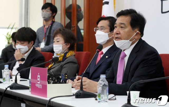 심재철 미래통합당 대표권한대행이 22일 오전 서울 여의도 국회에서 열린 비공개 최고위원회의를 마치고 결과를 발표하고 있다. 심 대표권한대행은 “현역 의원과 당선인 142명 중 2명을 제외한 140명을 조사한 결과 김종인 비대위가 다수로 나왔다“며 김종인 전 총괄선대위원장을 비상대책위원장으로 하는 비대위 체제로 전환하기로 결정했다고 밝혔다. 2020.4.22/뉴스1 © News1