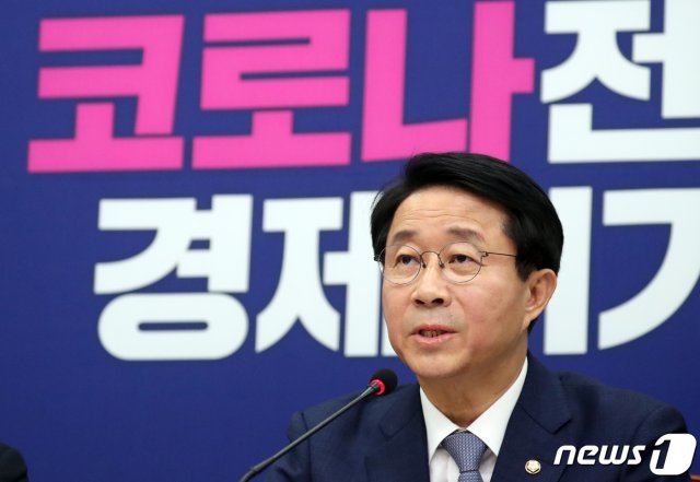 (서울=뉴스1) 조정식 더불어민주당 정책위의장이 22일 서울 여의도 국회에서 ‘’코로나19‘’(신종 코로나바이러스 감염증) 관련 긴급재난지원금의 지급 관련 기자회견을 하고 있다. 2020.4.22/뉴스1