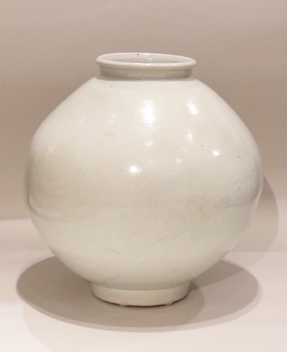 호주 빅토리아국립미술관 전시를 위해 영구 반출되는 ‘백자 달항아리’(白磁壺).(문화재청 제공)© 뉴스1