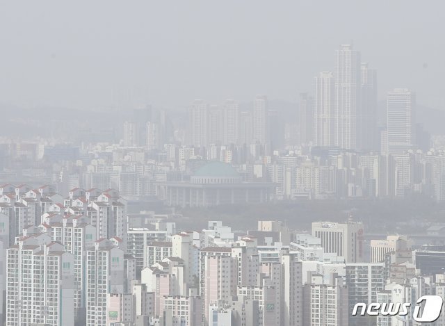 수도권에 미세먼지 주의보가 발령된 22일 오전 서울 도심이 뿌옇게 보이고 있다. 2020.4.22/뉴스1 © News1