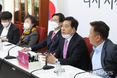 심재철 미래통합당 당대표 권한대행이 22일 서울 여의도 국회에서 최고위원회의 결과 브리핑을 하고 있다. 사진=뉴시스