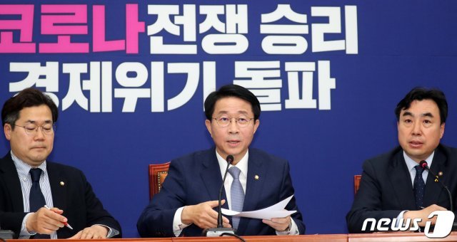 조정식 더불어민주당 정책위의장이 22일 서울 여의도 국회에서 ‘코로나19’(신종 코로나바이러스 감염증) 관련 긴급재난지원금의 지급 관련 기자회견을 하고 있다. 2020.4.22/뉴스1 © News1