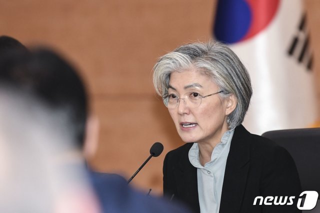 강경화 외교부 장관이 6일 오후 서울 종로구 외교부 청사에서 주한 외교단을 상대로 정부의 신종 코로나바이러스 감염증(코로나19) 방역 노력을 설명하고 있다. 2020.3.6 © News1