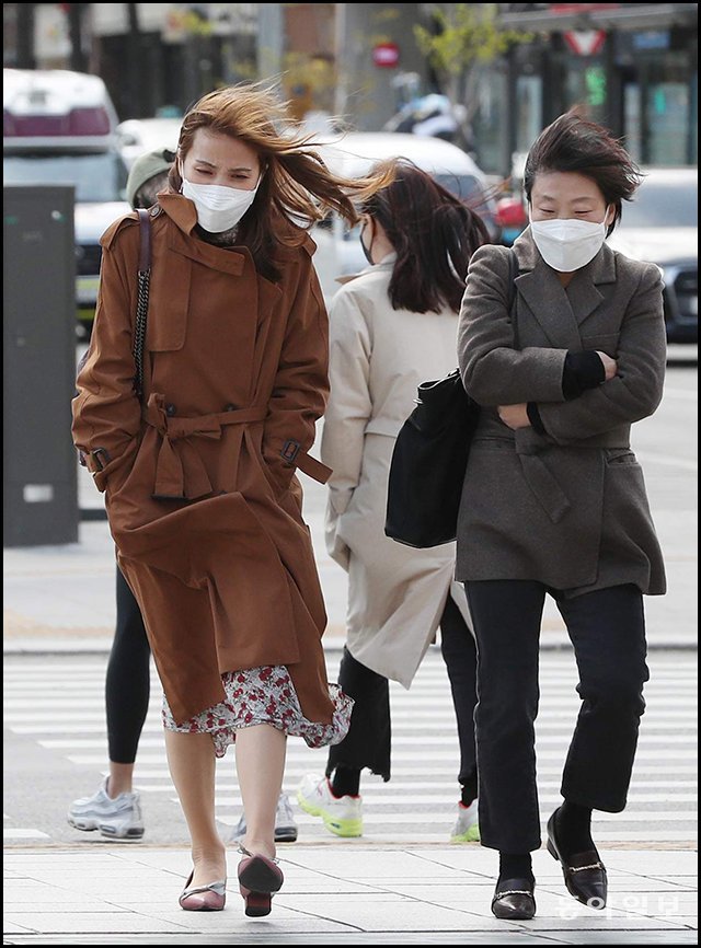 전국에 강한 바람이 불고 기온이 크게 떨어졌던 21일 몸을 움츠린 채 서울 세종로네거리를 지나고 있는 시민들. 사진=김재명 기자 base@donga.com