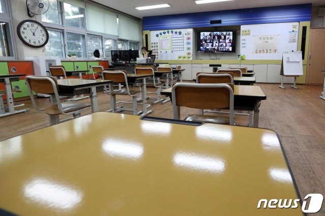 서울의 한 초등학교에서 교사가 원격수업을 하는 모습. © News1