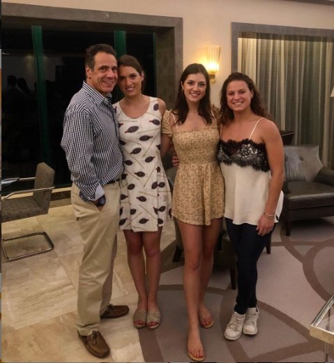 앤드류 쿠오모 미국 뉴욕 주지사와 세 딸 카라, 마리아, 미카엘라(왼쪽부터). 쿠오모 주지사는 신종 코로나바이러스감염증(코로나19) 관련 기자회견에서 세 딸에 관한 일화를 자주 언급하고 있다. 앤드류 쿠오모 인스타그램