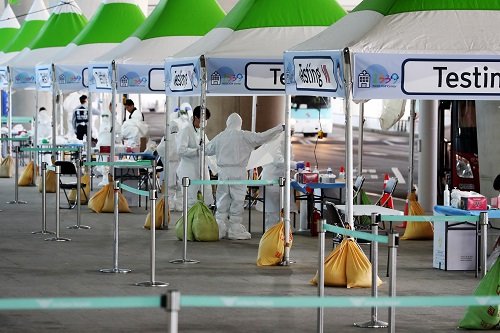 3월 27일 인천국제공항 제2터미널 옥외공간에 설치된 개방형 선별진료소에서 방역당국 관계자들이 선별진료소 운영 준비를 하고 있다. 사진=뉴스1