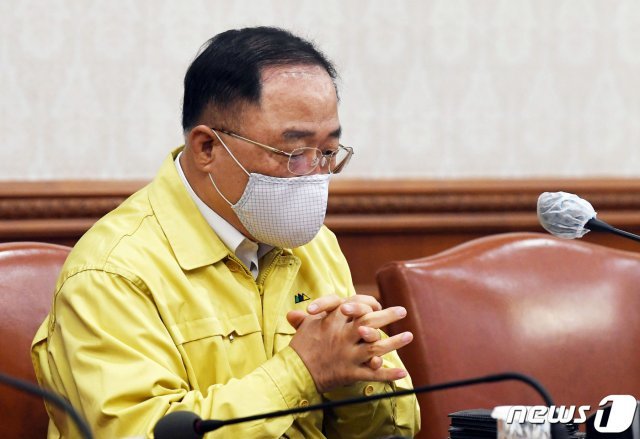 홍남기 경제부총리 겸 기획재정부 장관이 21일 서울 종로구 정부서울청사에서 열린 국무회의에 참석하고 있다.2020.4.21/뉴스1 © News1