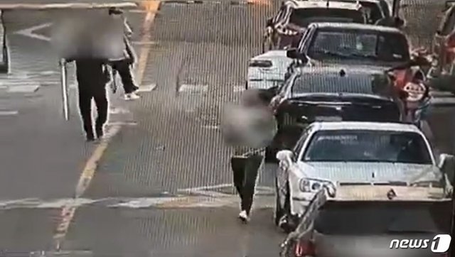 지난 16일 오후 4시34분쯤 강원 원주시 관설동 일원에서 발생한 강도상해 사건의 범인(앞)을 추격하고 있는 택시기사 B씨(뒤)(원주경찰서 제공).2020.4.22/뉴스1 © News1