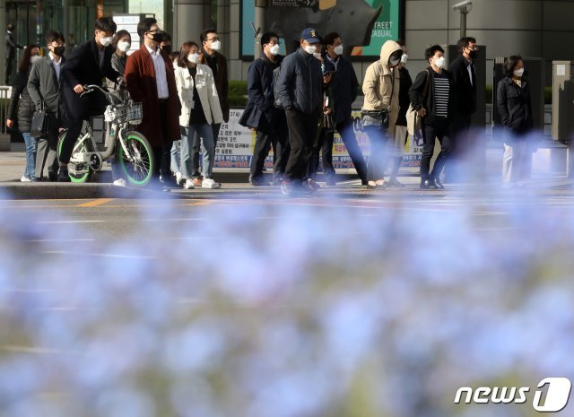‘꽃샘추위’가 찾아온 21일 오전 서울 광화문 사거리에서 출근길 시민들이 발걸음을 재촉하고 있다. 기상청은 바람이 많이 불어 종일 쌀쌀한 날씨가 지속될 것으로 예보했다. 2020.4.21/뉴스1 © News1