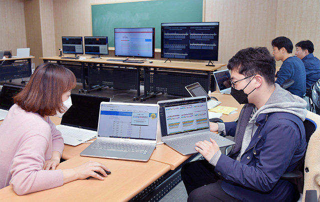21일 서울 구로구 EBS 온라인클래스 상황실에 모여 있는 IT 담당자들. 베스핀글로벌 제공