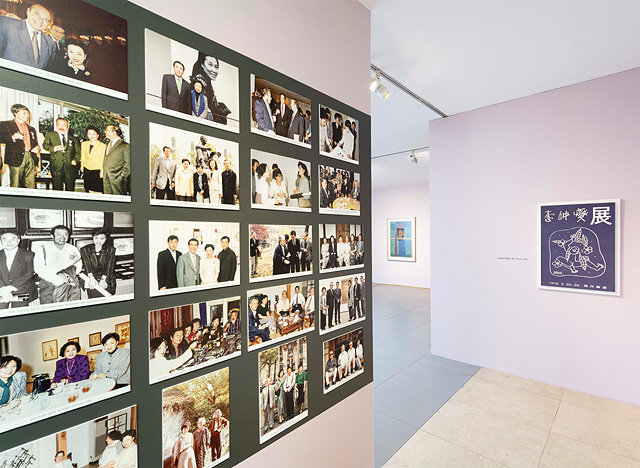갤러리현대의 개관 50주년을 기념한 특별전 ‘현대 HYUNDAI 50’이 열리는 본관 입구. 왼쪽 벽면에 갤러리의 과거 사진과 오른쪽 벽면에 이중섭 유고전 포스터가 보인다. 갤러리현대 제공