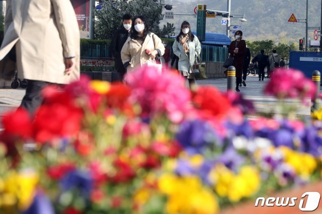 서울 광화문 사거리에서 출근길 시민들이 발걸음을 재촉하고 있다. © News1