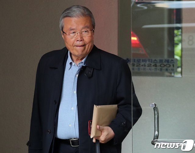 김종인 전 미래통합당 총괄선거대책위원장이 23일 오전 외부일정을 위해 서울 종로구 구기동 자택을 나서고 있다. 2020.4.23 © News1