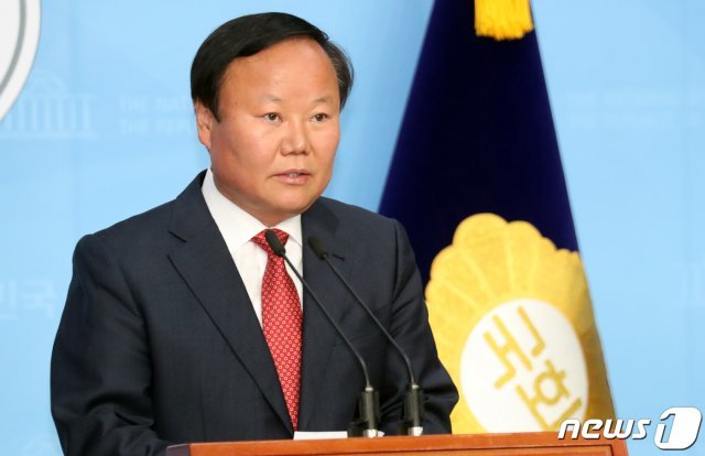 김재원 국회 예산결산특별위원회 위원장이 22일 서울 여의도 국회 소통관에서 코로나19 긴급재난지원금 관련(추경관련) 기자회견을 하고 있다. 2020.4.22/뉴스1 © News1