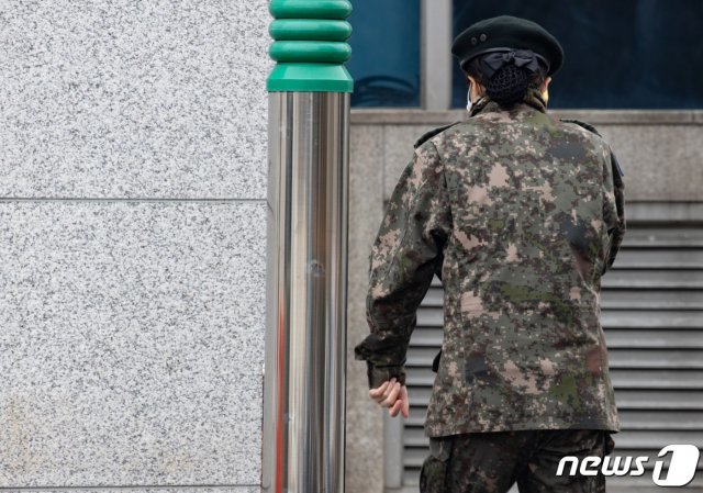 신종 코로나바이러스 감염증(코로나19)이 확산되고 있는 21일 오후 서울 용산구 국방부로 군 장병들이 들어가고 있다.  2020.2.21/뉴스1 © News1