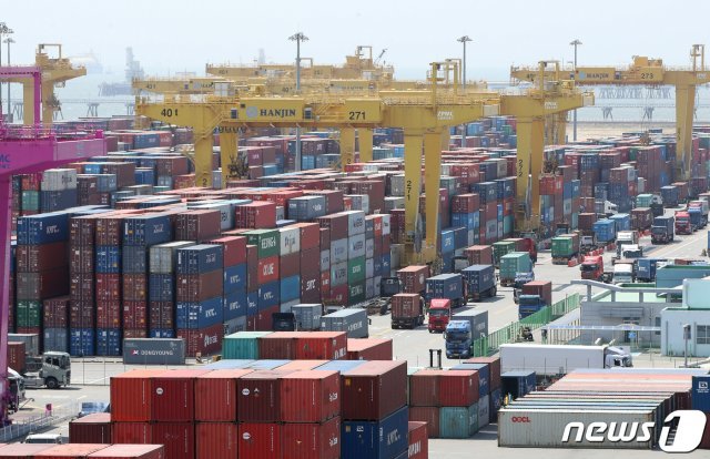 23일 오후 인천 연수구 인천신항에서 컨테이너 선적작업이 진행되고 있다.

한국은행에 따르면 올해 1분기(1~3월) 우리나라 경제성장률이 전분기 대비 1.4% 마이너스를 기록해 역성장한 것으로 나타났다.

이는 글로벌 금융위기 당시인 2008년 4분기(-3.3%) 이후 11년3개월 만에 가장 낮은 수준이다.

이는 신종 코로나바이러스 감염증(코로나19)의 여파로 민간소비와 서비스업이 급격히 얼어붙고 수출이 감소로 전환한 것이 주 원인으로 분석된다. 2020.4.23/뉴스1 (서울=뉴스1)