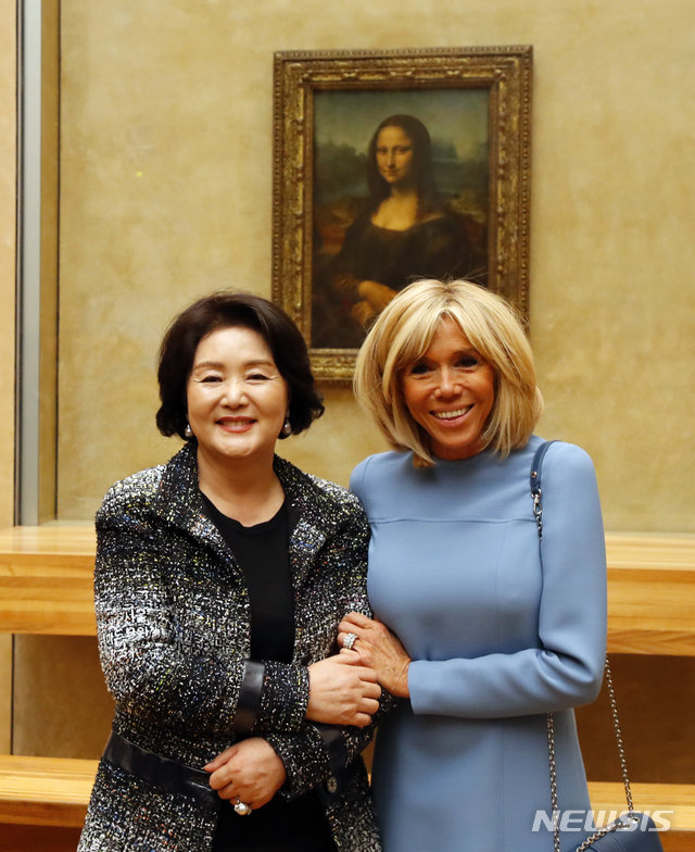문재인 대통령 부인 김정숙 여사(왼)와 에마뉘엘 마크롱 대통령의 부인 브리지트 마크롱 여사(오). 사진=뉴시스