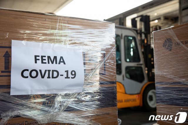 14일 오후 국내 업체 2곳이 생산한 신종 코로나바이러스 감염증(코로나19) 진단키트 60만회 분량이 미국 연방재난관리청(FEMA) 화물기로 미국으로 운송되기 전 인천국제공항 화물터미널 물류창고에 옮겨지고 있다.(외교부 제공) 2020.4.14