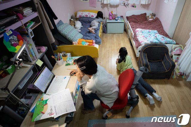 지난 20일 서울 한 가정에서 초등학생 부모가 자녀의 원격수업을 준비하고 있다. © News1