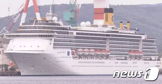 일본 나가사키항에 정박 중인 국제 크루즈선 ‘코스타 애틀랜티카’ (NHK 캡처)