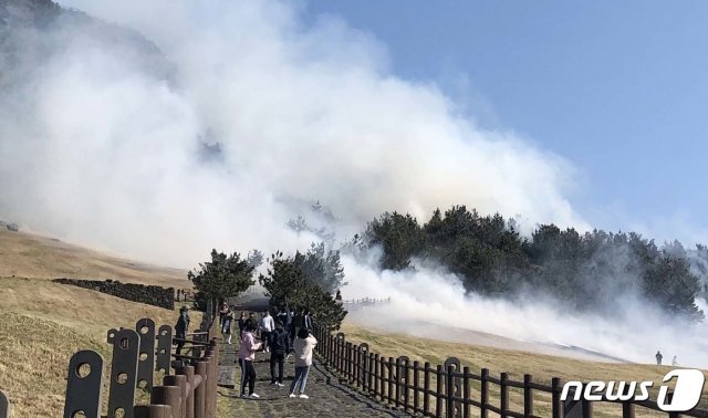 23일 오후 화재가 발생했던 제주 성산일출봉 잔디광장에서 관광객들이 하산하고 있다. 소방당국은 화재 발생 약 약 30분만에 화재를 진압했다.2020.4.23 © News1