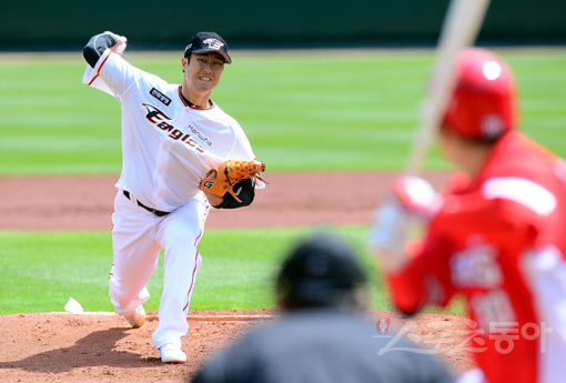 5월 5일 프로야구 개막을 앞두고 23일 대전 한화생명이글스파크에서 한화 이글스와 KIA 타이거즈의 연습경기가 열렸다. 한화 선발투수 장민재가 힘차게 볼을 던지고 있다. 대전｜김민성 기자 marineboy@donga.com