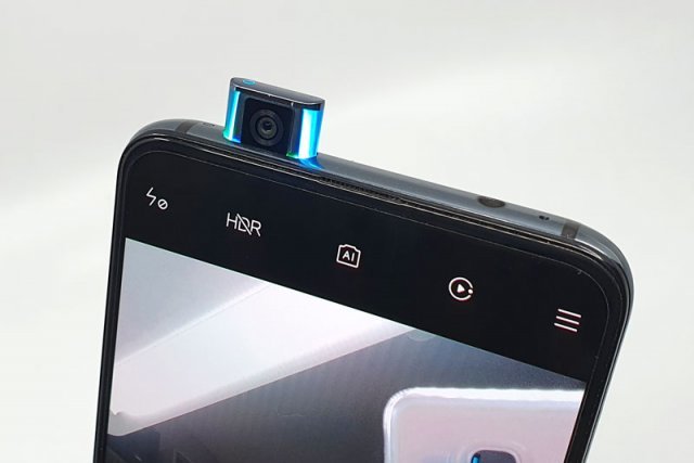 자동으로 전면 카메라가 뒤어나온다 (출처=IT동아)