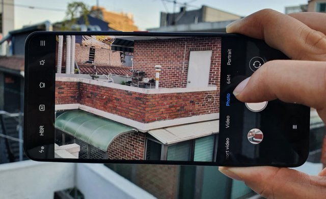 광학 2배, 디지털 10배 줌까지 지원 (출처=IT동아)