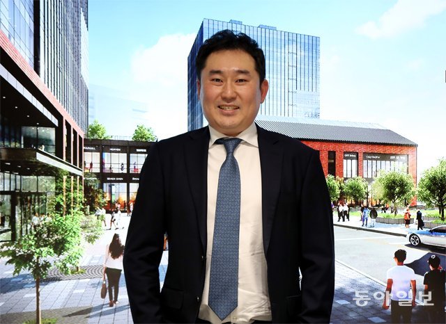 쿠시먼앤드웨이크필드 코리아의 리테일 본부를 이끄는 김성순 전무가 16일 오후 서울 중구 사무실에서 포즈를 취하고 있다. 최혁중 기자 sajinman@donga.com