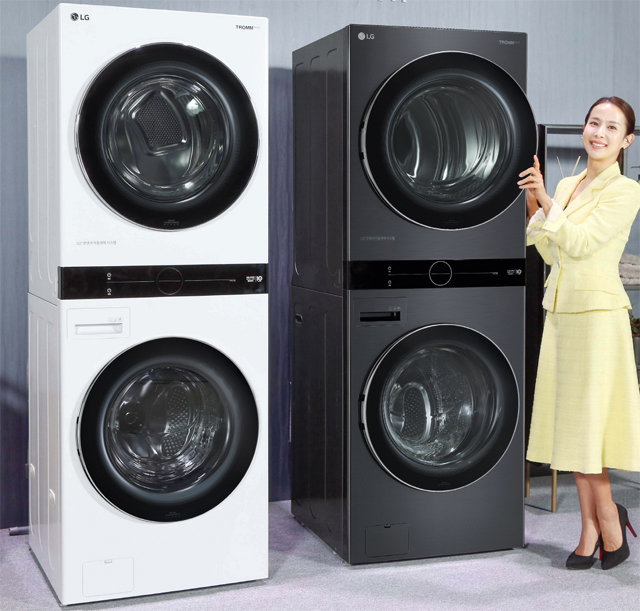 배우 조여정 씨가 23일 출시된 일체형 세탁건조기 ‘LG 트롬 워시타워’를 소개하고 있다. LG전자 제공