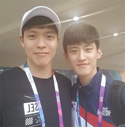 김선형(왼쪽)이 2018 자카르타-팔렘방 아시아경기대회에서 금메달을 딴 이대훈을 만나 반갑게 ‘셀카’를 찍었다. 사진 출처 김선형 인스타그램
