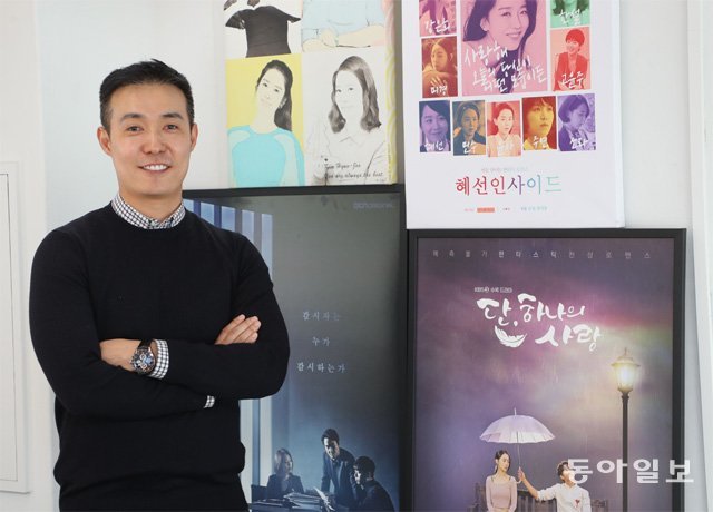 22일 소속 배우들이 출연한 드라마 포스터앞에 선 김민수 YNK엔터테인먼트 대표. 김 대표는 “소속 배우가 많으면 친해질 기회가 적어 대표에게 전화하는 걸 조심스러워 하더라. 다른 사람을 거치면 이야기가 와전되고 갈등이 생기기 마련”이라며 “고민이 있는 배우가 언제든 찾아와 편하게 이야기를 나눌 수 있는 대표였으면 좋겠다”고 했다. 안철민 기자 acm08@donga.com