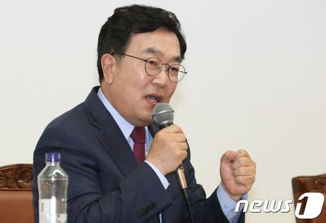 서병수 자유한국당 부산시장 예비후보가 15일 오후 부산 동구 부산일보 대강당에서 열린 ‘부산일보 지방선거 보도자문단 초청 시장 후보 토론회’에서 발언을 하고 있다. 2018.5.15/뉴스1 © News1