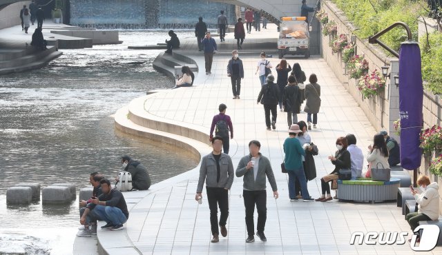 서울 중구 청계천에서 시민들이 휴식을 취하고 있다.  © News1