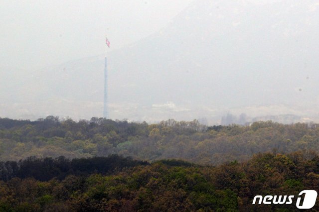 김정은 북한 국무위원장의 건강이상설이 전해지는 가운데 22일 경기도 파주시 접경지역에서 바라본 북한 기정동 마을에 적막감이 흐르고 있다. 2020.4.22/뉴스1 © News1