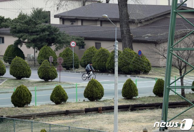 주한미군이 신종 코로나바이러스 감염증(코로나19) 대응을 위해 공중보건 비상사태를 선포한 가운데 26일 서울 용산구 주한미군기지에서 미국인들이 휴식을 취하고 있다. 주한미군 사령부는 지난 25일 보도자료에서 세계보건기구(WHO)가 세계 위험도를 ‘매우 높음’으로 격상하고, 미 국무부가 4단계 여행경보(전세계 여행금지 권고)를 선포하고 주한미군 시설 인접 지역으로 신종 코로나바이러스 노출 가능성이 높아진 점을 이유로 설명했다. 2020.3.26/뉴스1 © News1