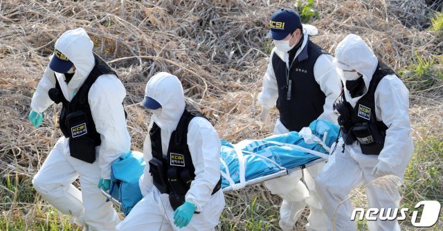 23일 전북 진안군 한 천변에서 지난 14일 실종된 A 씨(34·여)로 추정되는 시신이 발견된 가운데 현장에 나온 과학수사 관계자들이 시신을 옮기고 있다. 2020.4.23 /뉴스1 © News1