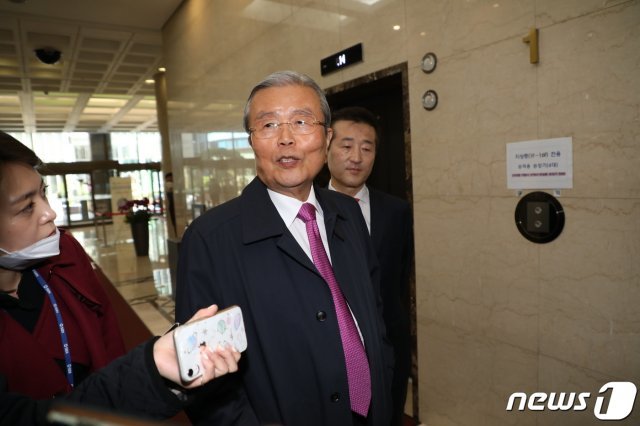 김종인 전 미래통합당 총괄선대위원장이 24일 오후 서울 중구 은행회관에서 열린 ‘21대 국회, 어떻게 해야 하나?’토론회에 참석하며 취재진 질문에 답하고 있다.  2020.04.24/뉴스1 © News1