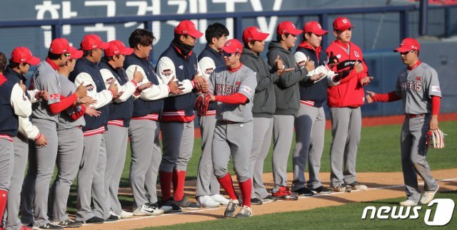 24일 오후 서울 잠실야구장에서 열린 2020 KBO리그 LG 트윈스와 SK 와이번스의 연습경기에서 4-3으로 승리한 SK선수들이 코로나19 의료진에 감사하는 ‘덕분에’ 세리머니를 하고 있다. 2020.4.24/뉴스1 © News1
