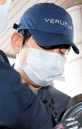 헤지펀드 운용사 라임자산운용(라임)의 전주(錢主)로 알려진 김봉현 전 스타모빌리티 회장이 24일 오전 경찰 조사를 받기
 위해 경기남부지방경찰청에 들어섰다. 경찰은 23일 오후 9시경 서울 성북구의 한 단독주택에서 김 전 회장을 체포했다. 
수원=뉴스1