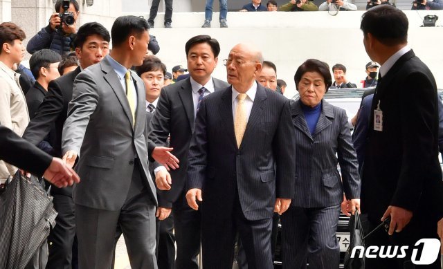 전두환 전 대통령이 5·18 민주화운동 관련 피고인 신분으로 11일 광주지방법원에 들어서고 있다. 전씨는 2017년 4월 출간한 회고록에서 5·18 당시 헬기사격을 목격했다고 증언한 고(故) 조비오 신부를 ‘성직자라는 말이 무색한 파렴치한 거짓말쟁이’라고 비난하고 명예를 훼손한 혐의로 기소됐다. 2019.3.11 © News1